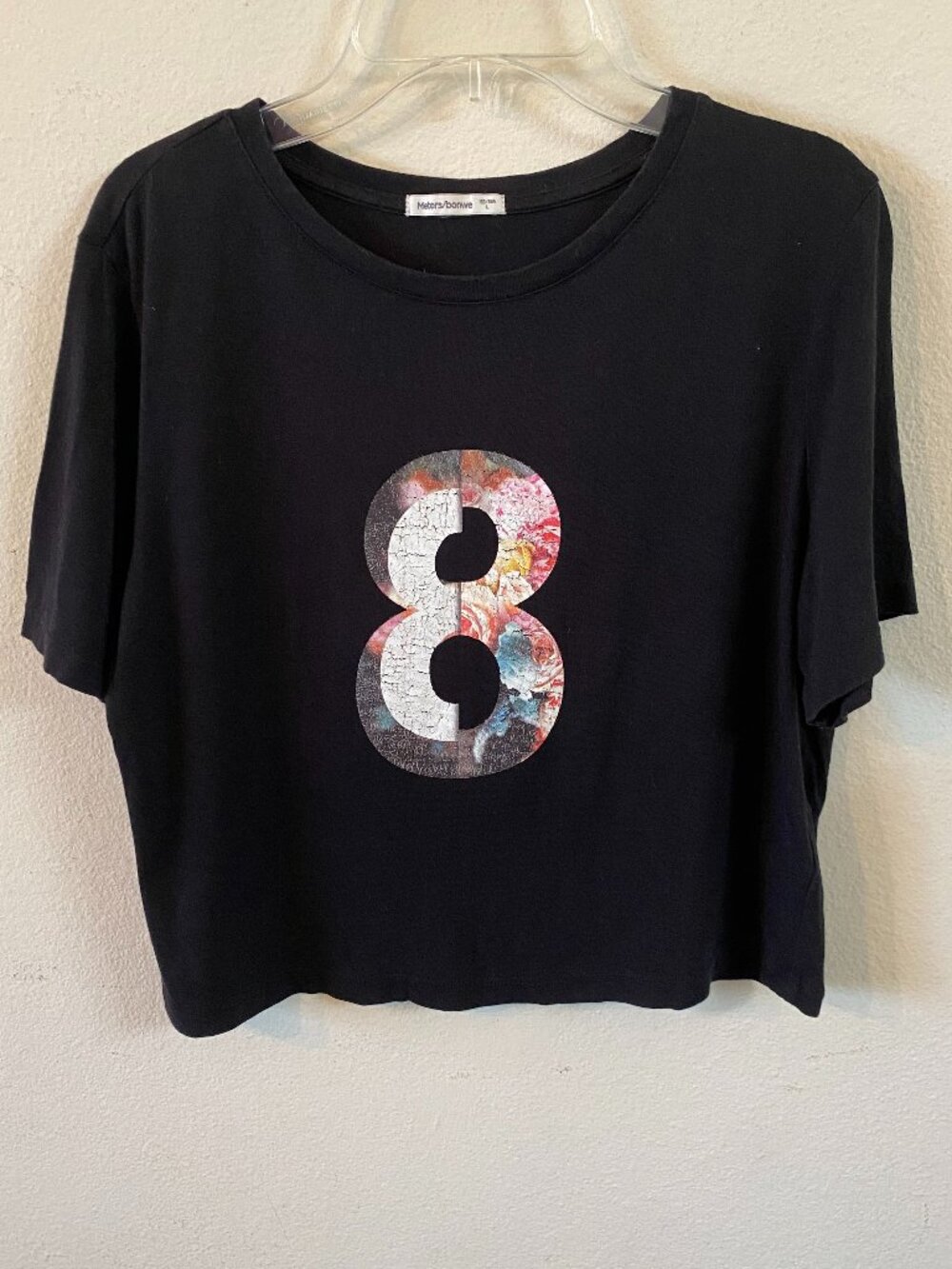 METERS/BONWE MEDIUM (US 8-10) BLACK SHORT-SLEEVE CROP TOP GRAPHIC T-SHIRT